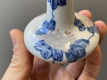 Een paar Chinese blauw-witte en koperrode vaasjes met floraal decor, Qianlong merk, 19/20e eeuw