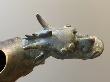 Een paar Chinese bronzen wierookbranders in de vorm van jongens op kylins, Ming