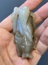 Vier Chinese snijwerken in witte en celadon jade, Qing/Republiek