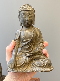 Drie Chinese bronzen sculpturen van Boeddha en Guanyin, Ming en later