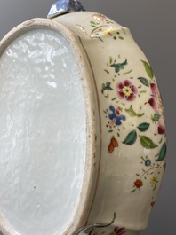 Een Chinese famille rose dekselterrine op onderschotel, Qianlong