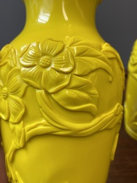 Een paar Chinese vazen met decor van vlinders en bloemen in geel Peking glas, Republiek