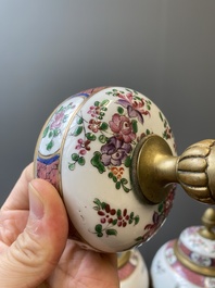 Paire de pots couverts en porcelaine de style famille rose aux montures en bronze dor&eacute;, Samson, Paris, 19&egrave;me