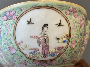Een Chinese drielobbige famille rose kom met turquoise fondkleur, Tongzhi merk en periode