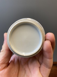 Een Chinese blauw-witte en ijzerrode wijnkom en warmer met draken tussen de wolken, Daoguang merk en periode