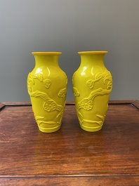Een paar Chinese vazen met decor van vlinders en bloemen in geel Peking glas, Republiek