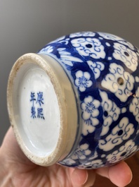 Twee paar Chinese blauw-witte en famille rose vazen, 19/20e eeuw