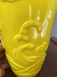 Een paar Chinese vazen met decor van vissen in geel Peking glas, Republiek