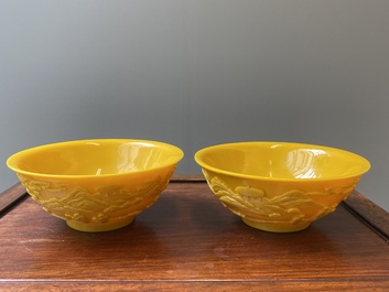 Paire de bols en verre jaune de P&eacute;kin &agrave; d&eacute;cor de figures dans paysages montagneux, Chine, 19/20&egrave;me