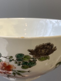A Chinese famille verte bowl with a bird and various insects, Guangxu mark, 19/20th C.