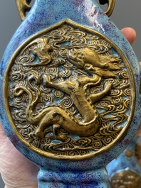 Paire de vases en porcelaine de Chine &agrave; &eacute;mail flamb&eacute; aux medaillons aux dragons dor&eacute;s, marque de Qianlong, 19&egrave;me