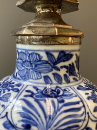 Een paar Chinese blauw-witte vazen met zilveren monturen, Kangxi