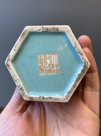 Paire de porte-pinceaux en porcelaine de Chine imitant poudingue, marque de Qianlong, 19&egrave;me