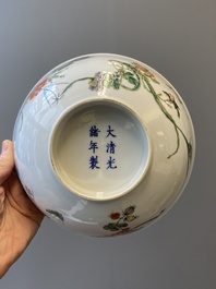 A Chinese famille verte bowl with a bird and various insects, Guangxu mark, 19/20th C.