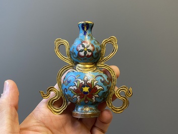 Een Chinese cloisonn&eacute; kalebasvaas en een groep met twee eenden in email en zilver, 19/20e eeuw