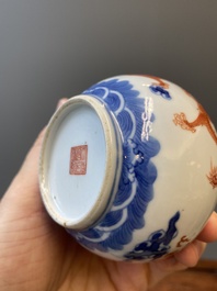 Een Chinese blauw-witte en ijzerrode wijnkom en warmer met draken tussen de wolken, Daoguang merk en periode