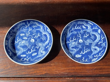 Een paar Chinese blauw-witte 'draken' schotels, Guangxu merk en periode