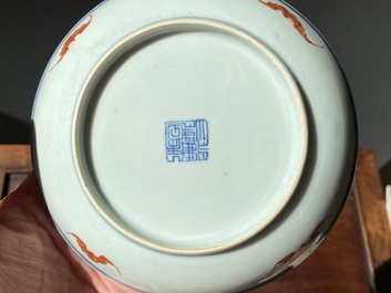 Paire de coupes en porcelaine de Chine famille verte &agrave; d&eacute;cor de dragons et de ph&eacute;nix, marque et &eacute;poque de Jiaqing