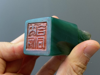 Une &eacute;pingle &agrave; cheveux en jade blanc et deux sceaux en jade, Chine, Qing