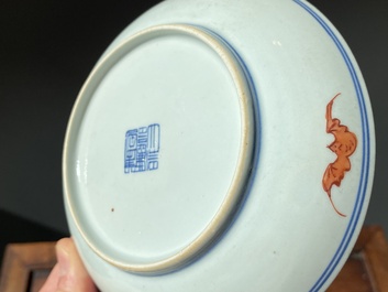 Paire de coupes en porcelaine de Chine famille verte &agrave; d&eacute;cor de dragons et de ph&eacute;nix, marque et &eacute;poque de Jiaqing