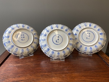 Drie Japanse blauw-witte 'Joosje te paard' borden in Chinese Kangxi-stijl, Edo, 18e eeuw