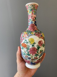 Twee paar Chinese blauw-witte en famille rose vazen, 19/20e eeuw