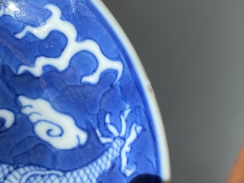 Een paar Chinese blauw-witte 'draken' schotels, Guangxu merk en periode