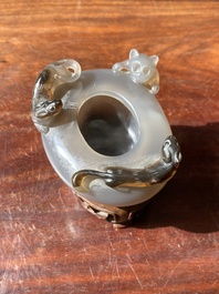 Pot &agrave; eau en agate aux lions bouddhistes sur socle en bois sculpt&eacute;, Chine, 19&egrave;me