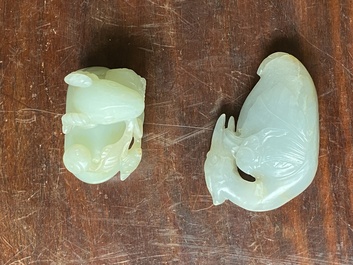 Deux sculptures en jade blanc d'un canard mandarin et d'un b&eacute;lier avec son agneau, Chine, Qing