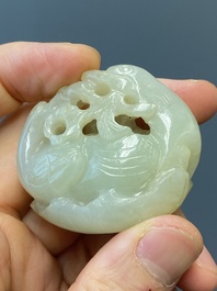 Vier Chinese snijwerken in witte en celadon jade, Qing/Republiek