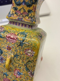 Vase &agrave; d&eacute;cor d'Europ&eacute;ens en &eacute;maux de Canton &agrave; fond jaune, Chine, marque et &eacute;poque de Qianlong