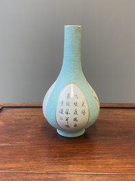 Vase en porcelaine de Chine &agrave; d&eacute;cor en grisaille sur fond turquoise, sign&eacute; Wan Yu 玩玉, marque et probablement &eacute;poque de Qianlong