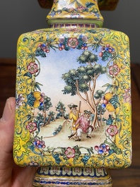 Vase &agrave; d&eacute;cor d'Europ&eacute;ens en &eacute;maux de Canton &agrave; fond jaune, Chine, marque et &eacute;poque de Qianlong