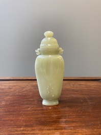 Een Chinese dekselvaas in celadon jade, Qing