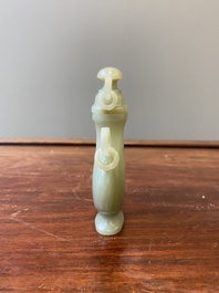 Een Chinees dekselvaasje in celadon jade, 19/20e eeuw