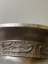 Een Chinese archa&iuml;sche bronzen driepotige wierookbrander, 'ding', Ming