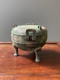 Een Chinese bronzen driepotige rituele voedselkom met deksel, 'ding', Oostelijke Zhou, Periode van Lente en Herfst