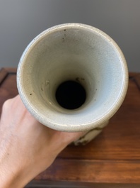 Een Koreaanse flesvormige vaas met floraal decor, Joseon dynastie, 16e eeuw