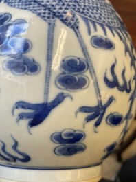 Een Chinese blauw-witte flesvormige 'draak en feniks' vaas, 19e eeuw