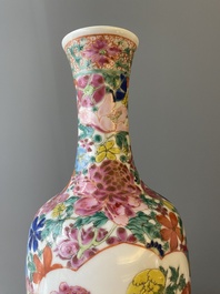 Twee paar Chinese blauw-witte en famille rose vazen, 19/20e eeuw