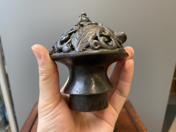 Paire de br&ucirc;le-parfums en forme d'&eacute;l&eacute;phant en bronze, Chine, Ming