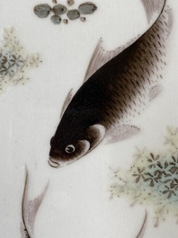 Een Chinese qianjiang cai plaquette met vissen, gesigneerd. Deng Bishan 鄧碧珊, gedateerd 1928