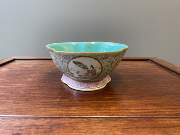 Een Chinese drielobbige famille rose kom met turquoise fondkleur, Tongzhi merk en periode