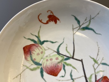 Een Chinees famille rose bord met vijf perziken en een bord met een feniks op gele fondkleur, Song Feng Yong Le 松風永樂 merk, 18/19e eeuw