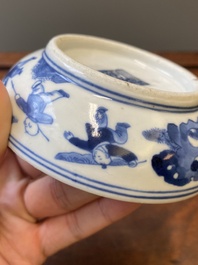 Een Chinese blauw-witte dekseldoos, Qianlong merk, 19e eeuw