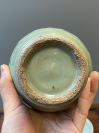 Een Chinese Longquan celadon vaas en een lotusvormige kom, Yuan of later