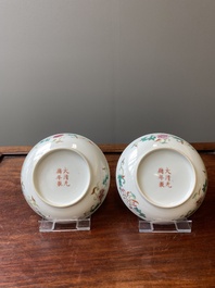 Een paar Chinese famille rose 'negen perziken' schotels, Guangxu merk en periode