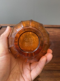 Rare vase de forme bouteille en verre de P&eacute;kin de couleur ambre translucide, Chine, marque et &eacute;poque de Qianlong