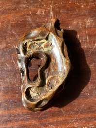 Main de Bouddha en jade blanc sculpt&eacute; sur socle en bois, Chine, Qing