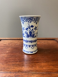 Een Chinese blauw-witte vaas met floraal decor, Kangxi